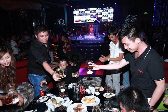 Minh “nhựa” (áo đen, bìa phải) trong đêm chúc mừng thành công của Car Passion lần 1 tại QQ bar Đà Nẵng.